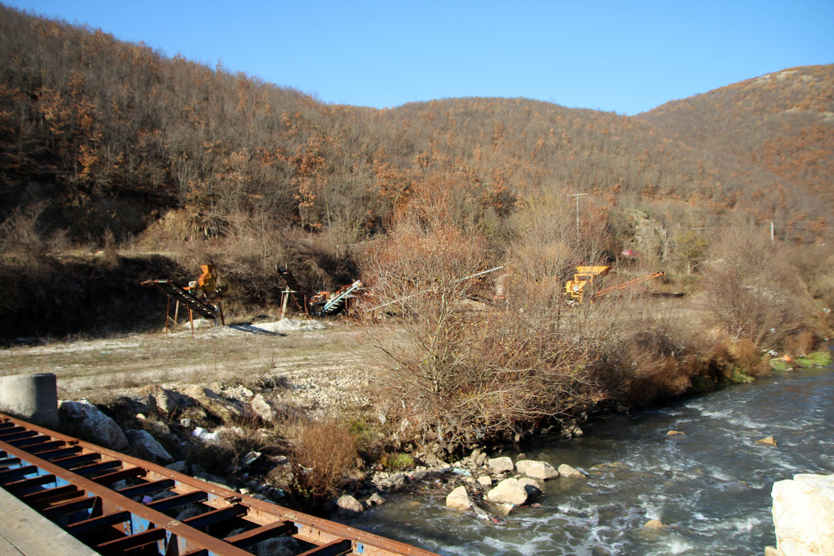 Mijëra hektarë të shtretërve të lumenjve dhe të kodrave u dëmtuan nga industria nxjerrëse në Kosovë.